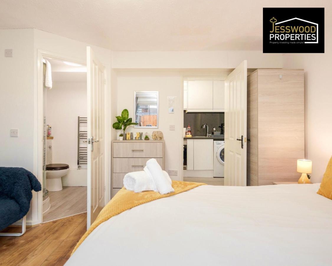 Bright And Cosy Studio Apartment By Jesswood Properties Short Lets With Free Parking Near M1 & Luton Airport 外观 照片