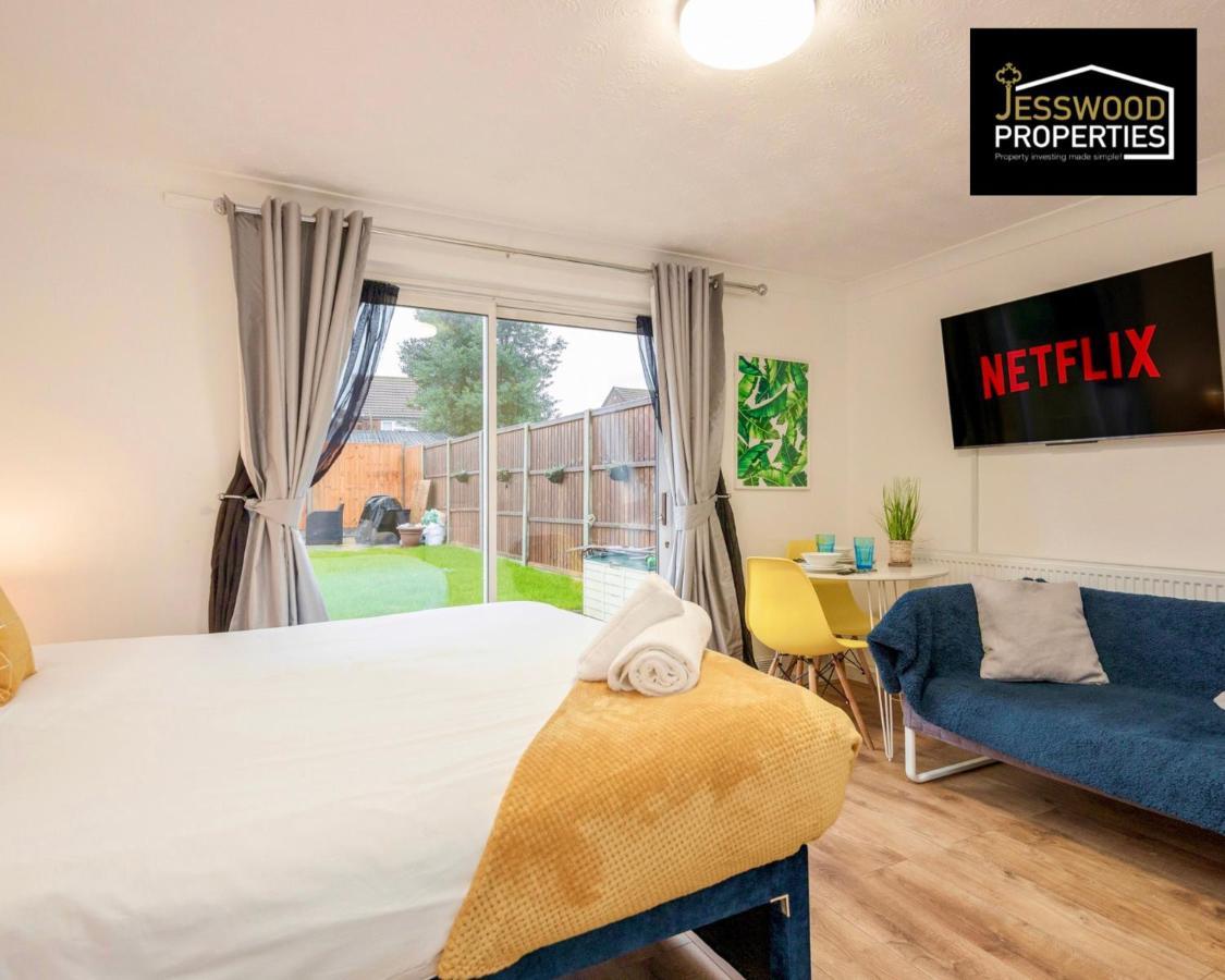 Bright And Cosy Studio Apartment By Jesswood Properties Short Lets With Free Parking Near M1 & Luton Airport 外观 照片